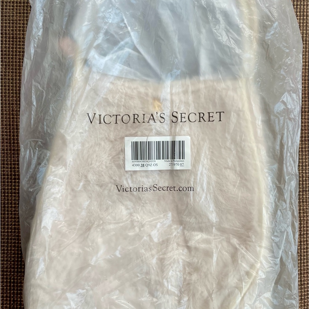 NWT Victoria's Secret Ivory Cream Luxe Fuzzy Soft Faux Fur Tote Travel Bag 2025 - Picture 6 of 9